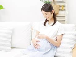 西新宿の新宿フロントタワー歯科は、新宿区が実施する妊婦歯科健康診査の指定医療機関です。妊娠中に起こりやすい歯ぐきの腫れやむし歯のリスクを、専門的な視点でチェックし、安心して出産を迎えられるようサポートしています。