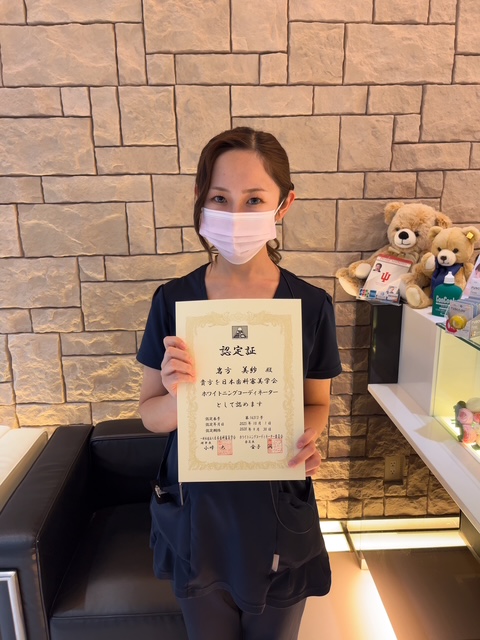 西新宿の新宿フロントタワー歯科では、オフィスホワイトニング・ホームホワイトニング・デュアルホワイトニングに対応し、患者様のライフスタイルに合わせた方法で理想の白い歯をサポートしています。