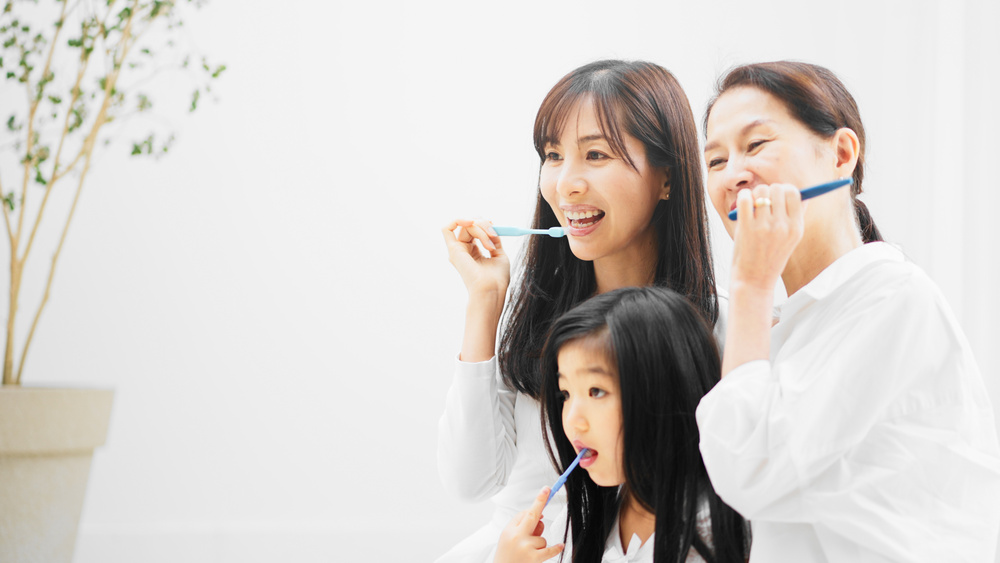 西新宿の新宿フロントタワー歯科では、インフルエンザをはじめとする感染症対策として、お口のケアを重視しています。歯科衛生士による徹底したPMTCクリーニングで、口腔内の細菌や汚れを減らし、菌やウイルスの体内侵入を予防します。