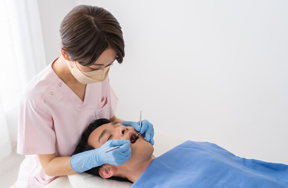 西新宿の新宿フロントタワー歯科では、インフルエンザをはじめとする感染症対策として、お口のケアを重視しています。歯科衛生士による徹底したPMTCクリーニングで、口腔内の細菌や汚れを減らし、菌やウイルスの体内侵入を予防します。