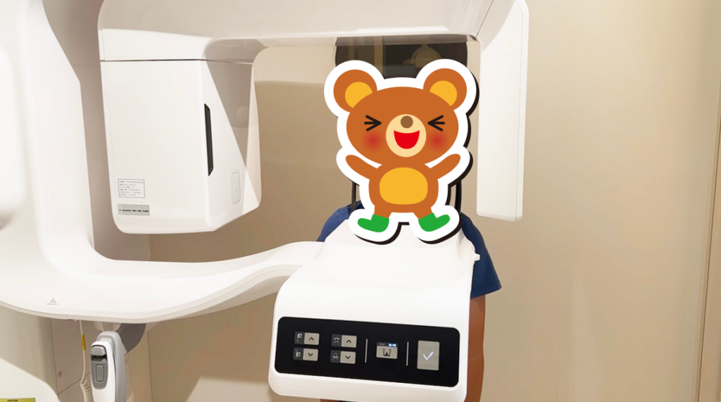 西新宿の新宿フロントタワー歯科では、上顎埋伏過剰歯の早期発見と小児矯正に取り組み、抜歯後にはコラーゲンスポンジを用いて治癒をサポートしています。