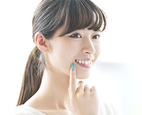装着しても目立ちにくい、透明な装置